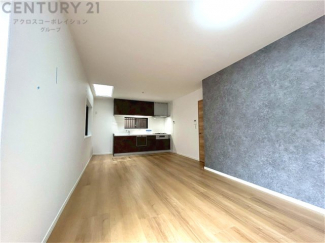 キッチン前のダイニングスペース。ダイニングセットを置いても十分な広さを確保。