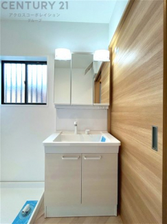 化粧品や洗顔料、歯ブラシなどの必需品をまとめて置ける収納スペースがあり、使用するたびに取り出す手間が省けます。また、水回りのため、濡れても大丈夫な素材が使用されており、お手入れが簡単です。