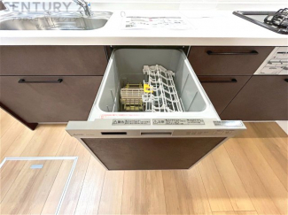 手洗いに比べて時間や労力を節約できることです。また、高温のお湯で洗浄されるため、雑菌や細菌を殺菌する効果もあります。さらに、乾燥機能があるため、手で拭く手間も省け衛生的に保管できます。