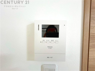 訪問者が来たときにテレビ画面で確認できるため、安心してドアを開けられます。録画機能があるものもあり、留守中に来訪者を記録しておくことができます。利便性が高く、セキュリティ面でも安心です。