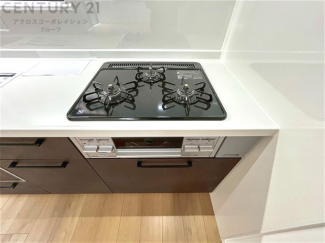 多数の調理器具を同時に使用でき、料理の効率化が可能。省エネで節約になり、様々な料理スタイルに適応できます。また、火力調整が独立しており、手入れや掃除もしやすく、今よりもっとお料理が楽しくなるかも。