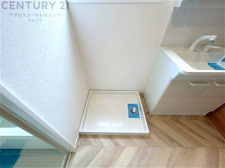 洗濯物の仕分け作業がしやすく、整理整頓が容易になります。洗濯音や湿気を他の部屋に持ち込まず、生活環境を快適に保ちます。上部を活用すれば収納スペースを確保でき洗剤や洗濯用品の整理もしやすくなります。