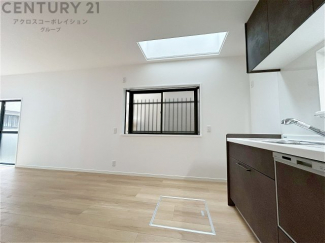 キッチン前のダイニングスペース。ダイニングセットを置いても十分な広さを確保。