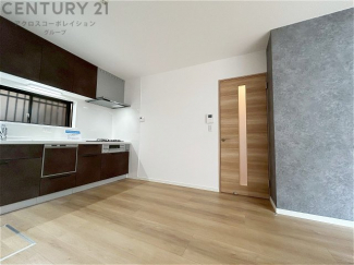 キッチン前のダイニングスペース。ダイニングセットを置いても十分な広さを確保。