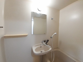 ゆったりとスペースのある洗面所