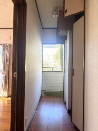 1階廊下からバルコニー