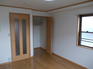 広くて明るい寝室