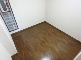 落ち着いて過ごせるお部屋なので、寝室にいかがでしょうか