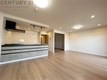 リビングダイニングは家族や友人とのコミュニケーションを楽しむ場所でくつろぎながら食事や会話を楽しめ、多目的に利用できリラックスできる空間です。家庭内の中心として機能し、快適な生活をサポートします。
