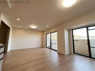 約19.8帖の広々としたリビングルームです。大きな窓が設置されており開放感がございます。