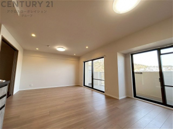 約19.8帖の広々としたリビングルームです。大きな窓が設置されており開放感がございます。