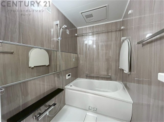 ユニットバスは省スペースでありながら、シンプルな設計と使いやすさを備え、簡便なメンテナンスが可能です。またミラー・小物置き場もあり便利です。
