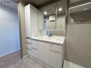 化粧品や洗顔料、歯ブラシなどの必需品をまとめて置ける収納スペースがあり、使用するたびに取り出す手間が省けます。また、水回りのため、濡れても大丈夫な素材が使用されており、お手入れが簡単です。
