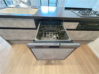 手洗いに比べて時間や労力を節約できることです。また、高温のお湯で洗浄されるため、雑菌や細菌を殺菌する効果もあります。さらに、乾燥機能があるため、手で拭く手間も省け衛生的に保管できます。
