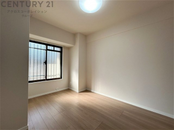 明るい色合いのフローリングとクロスを使用した洋室は家具やインテリアとも調和しやすく空間が広く感じられ開放感を生み出します。自然光を効果的に反射し、室内を明るく保つため、日中の照明使用を抑えられます。
