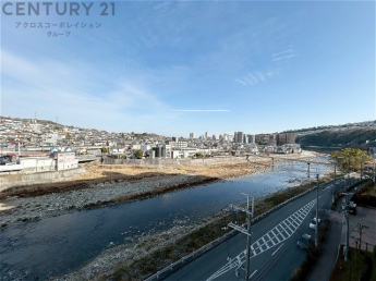 物件からの展望です。悠々と流れる武庫川が望める自然豊かな環境。