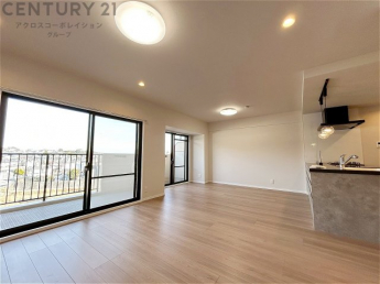 キッチン前のダイニングスペース　カウンターキッチンから料理の受け渡し等に便利です。ダイニングセットを置いても十分な広さを確保。
