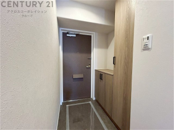 玄関収納付きでご家族の履物もすっきりと片付けられます。