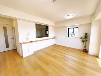 二面採光で明るい16帖のリビング