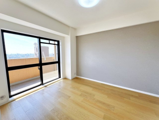 南面バルコニーに面した6帖の洋室