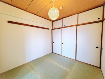 畳表替え、襖張替済の6帖の和室は癒しの空間♪