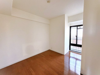 足元まで明るい大きな窓の4.5帖洋室