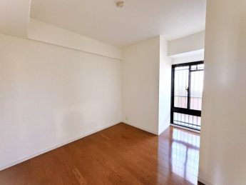 足元まで明るい大きな窓の4.5帖洋室