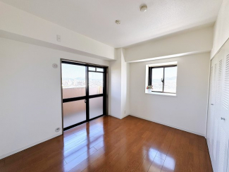 北面バルコニーに面した6帖洋室