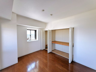 二面採光で明るい6帖洋室と収納