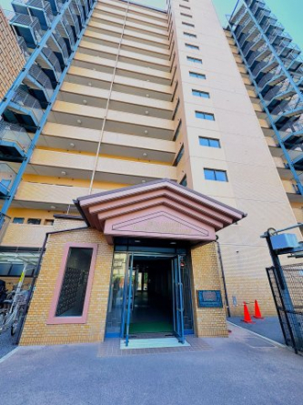 タイル張りのオシャレな外観