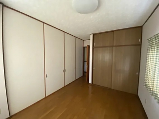 スタンダードな洋室です