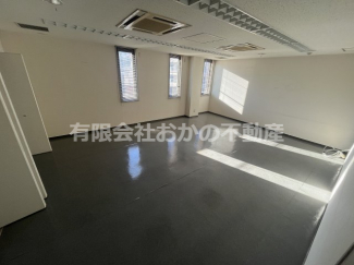 落ち着いた色調の洋室です