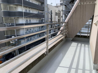 洗濯物や布団をたっぷり干せるのがうれしいバルコニー