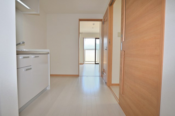 玄関から室内をみた様子