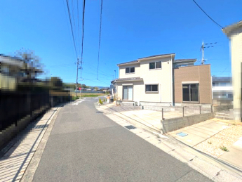 【前面道路含む現地写真】