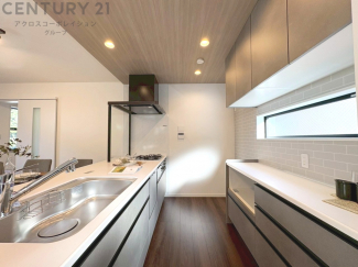 シンプルなデザインと使いやすさを兼ね備えた対面式システムキッチンは、効率的な作業スペースを提供し、家族やゲストとのコミュニケーションを促進します。