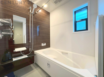 ユニットバスは省スペースでありながら、シンプルな設計と使いやすさを備え、簡便なメンテナンスが可能です。窓付きで換気にも便利です。またミラー・小物置き場もあり便利です。