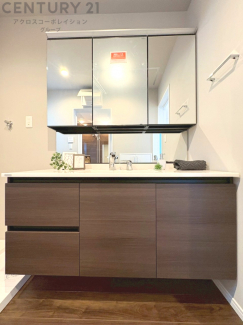 化粧品や洗顔料、歯ブラシなどの必需品をまとめて置ける収納スペースがあり、使用するたびに取り出す手間が省けます。また、水回りのため、濡れても大丈夫な素材が使用されており、お手入れが簡単です。