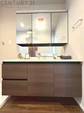 化粧品や洗顔料、歯ブラシなどの必需品をまとめて置ける収納スペースがあり、使用するたびに取り出す手間が省けます。また、水回りのため、濡れても大丈夫な素材が使用されており、お手入れが簡単です。