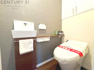 温水洗浄便座付トイレは温水洗浄機能により、暖かい水でおしりを洗浄することができ、冷たい水を使う従来の便座に比べ、温水洗浄機能で暖かいトイレを提供し、快適な使用を可能にします。