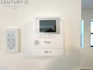 訪問者が来たときにテレビ画面で確認できるため、安心してドアを開けられます。録画機能があるものもあり、留守中に来訪者を記録しておくことができます。利便性が高く、セキュリティ面でも安心です。