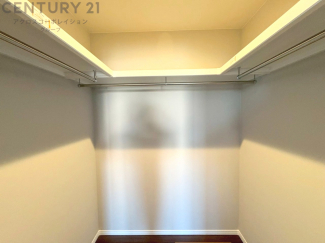 収納力が高く洋服や小物を整理しやすく、更衣室のように使え、部屋がすっきり保てます。収納の配置を自由に調整でき、換気性が良く防湿・防虫対策も可能。快適で機能的な生活空間を実現できます♪