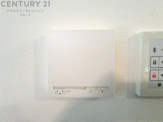 床暖房は、効率的な暖房システムであり、床からの温かさが快適な環境を提供します。床全体が均一に暖まり足元からの暖かさが感じられます。また空気の循環が少ないため、ホコリやアレルゲンの拡散を抑えます。