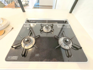 多数の調理器具を同時に使用でき、料理の効率化が可能。省エネで節約になり、様々な料理スタイルに適応できます。また、火力調整が独立しており、手入れや掃除もしやすく、今よりもっとお料理が楽しくなるかも。