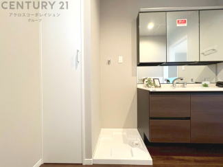 洗濯物の仕分け作業がしやすく、整理整頓が容易になります。洗濯音や湿気を他の部屋に持ち込まず、生活環境を快適に保ちます。上部を活用すれば収納スペースを確保でき洗剤や洗濯用品の整理もしやすくなります。