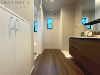 衣服の収納や脱ぎ着や整理整頓がしやすく、湿った衣類を乾燥させるスペースがありカビや臭いの発生を防ぎます。床の汚れを他の部屋に持ち込まず清潔を保つことができます。また快適な入浴環境の整備にも役立ちます。