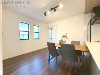 キッチン前のダイニングスペース　カウンターキッチンから料理の受け渡し等に便利です。ダイニングセットを置いても十分な広さを確保。