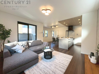 リビングダイニングは家族や友人とのコミュニケーションを楽しむ場所でくつろぎながら食事や会話を楽しめ、多目的に利用できリラックスできる空間です。家庭内の中心として機能し、快適な生活をサポートします。