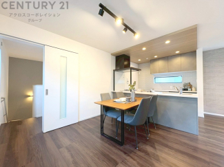 キッチン前のダイニングスペース　カウンターキッチンから料理の受け渡し等に便利です。ダイニングセットを置いても十分な広さを確保。