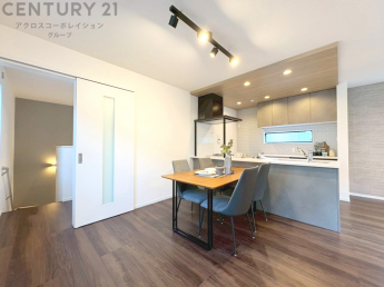 キッチン前のダイニングスペース　カウンターキッチンから料理の受け渡し等に便利です。ダイニングセットを置いても十分な広さを確保。